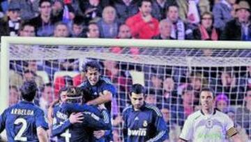 <b>HÉROE MADRIDISTA. </b>Garay marcó el gol de la victoria y sus compañeros acudieron a felicitarle efusivamente. En la imagen, Ramos, Higuaín y Raúl abrazan al argentino.