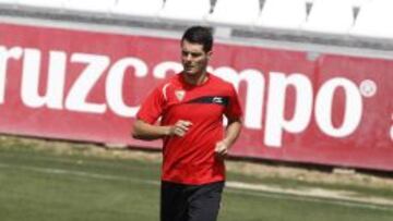 Spahic, en un entrenamiento con el Sevilla.
