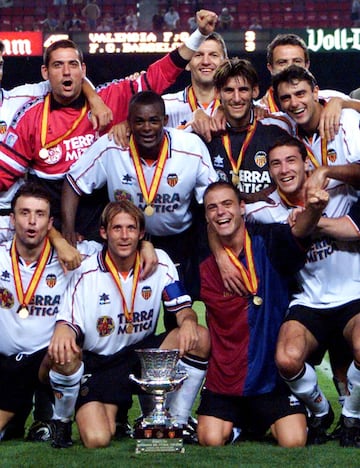 15/08/1999. Palop (arriba izquierda) se proclama campeón de la Supercopa de España al vencer en la final al Barcelona en el Camp Nou.