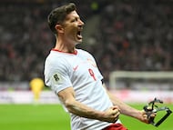 Robert Lewandowski comandó la remontada de Polania y, ahora se acerca a registros históricos en las Eliminatorias Mundialistas. (Photo by Sergei GAPON / AFP)