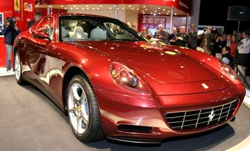 Es uno de los Ferraris que tiene. Este coche italiano de lujo está equipado con un motor V12 de más de 500 CV. El exfutbolista inglés lo personalizó con su dorsal 7 que vistió en su etapa en el Manchester United.