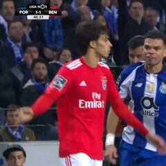 De Pepe sacando su lado más amargo al guante de James