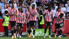 Los jugadores del Brentford celebran el gol de Ethan Pinnock ante el Manchester City.