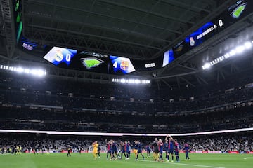 Los jugadores del FC Barcelona celebran la victoria mientras las pantallas LED del estadio muestran el marcador final durante el partido de la jornada 11 entre el Real Madrid CF y el FC Barcelona en el Estadio Santiago Bernab谷u, el 26 de octubre de 2024 en Madrid. El equipo catal芍n gan車 por un contundente 0-4. Lewandowski con dos goles, Lamine Yamal y Raphinha, los goleadores.