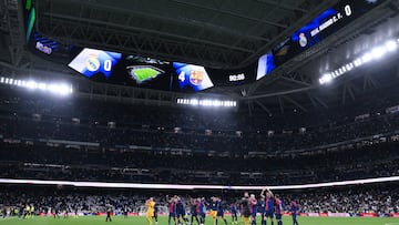 Los jugadores del FC Barcelona celebran la victoria mientras las pantallas LED del estadio muestran el marcador final durante el partido de LaLiga entre el Real Madrid CF y el FC Barcelona en el Estadio Santiago Bernabéu el 26 de octubre de 2024 en Madrid, España. El equipo catalán ganó por un contundente 0-4. Lewandowski con dos goles, Lamine Yamal y Raphinha, los goleadores.