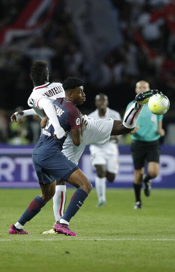 Paris (France), 27/10/2017.- Mario Balotelli (L) of Nice and Presnel Kimpembe (R) of Paris Saint Germain in action during the French Ligue 1 soccer match between Paris Saint-Germain (PSG) and OGC Nice at the Parc des Princes stadium in Paris, France, 27 October 2017.