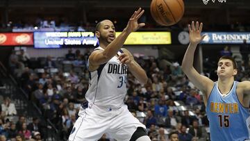 DALLAS, TX - DECEMBER 12: Devin Harris #34 of the Dallas Mavericks passes the ball in front of Nikola Jokic #15 of the Denver Nuggets at American Airlines Center on December 12, 2016 in Dallas, Texas. NOTE TO USER: User expressly acknowledges and agrees that, by downloading and or using this photograph, User is consenting to the terms and conditions of the Getty Images License Agreement. Ronald Martinez/Getty Images/AFP
== FOR NEWSPAPERS, INTERNET, TELCOS & TELEVISION USE ONLY ==