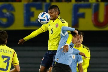 AMDEP981. BOGOTÁ (COLOMBIA), 31/01/2023.- Franco González (d) de Uruguay disputa un balón con Jhon Vélez de Colombia hoy, en un partido de la fase final del Campeonato Sudamericano Sub'20 entre las selecciones de Uruguay y Colombia en el estadio El Campín en Bogotá (Colombia). EFE/ Mauricio Dueñas Castañeda
