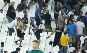 Enfrentamiento entre los ultras rusos e ingleses en el partido que enfrent¨® a ambas selecciones en Marsella durante la Eurocopa 2016.