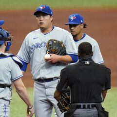 Hyun-Jin Ryu deja la loma de los Blue Jays con aparente lesión