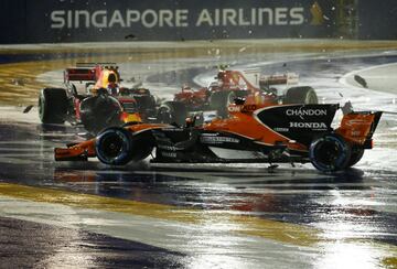 Verstappen toca a Raikkonen y éste se lleva por delante a Vettel que sigue a duras penas. La inercia del Ferrari del finlandés hace un recto en la primera curva y se atropella al Mclaren de Alonso que se puso 3º en la salida.