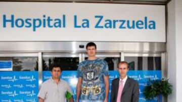 <b>NUEVO JUGADOR.</b> El pívot lituano Darius Lavrinovic, explicó hoy, en su presentación como nuevo jugador del Real Madrid, que su deseo es "conseguir todos los títulos" y "justificar la confianza que se ha puesto" en él.