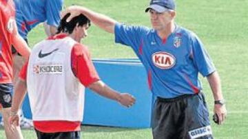 <b>¿BANQUILLO? </b>Aguirre ensayó con Maxi junto al Forlán. Pero por si acaso no ahorró mimos hacia el Kun.