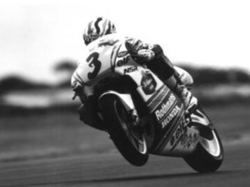 Debutó en 1989 en la categoría reina. Se ha convertido en uno de los mejores de la historia al ganar 5 campeonatos de 500 cc seguidos (1994, 1995, 1996, 1997 y 1998). Una imagen de 1991.