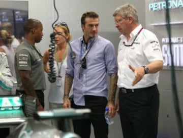 David Beckham visita el garaje del equipo de Mercedes GP de la mano de Ross Brawn.