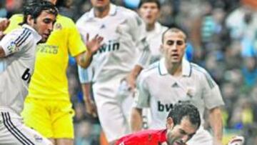 <b>DIEGO LÓPEZ, UN MURO. </b> El guardameta del Villarreal, criado en la cantera del Madrid, cuajó una brillante actuación. En la imagen atrapa la pelota ante la presencia del fogoso Pepe. Antes había despejado un disparo a quemarropa de Huntelaar. Nada pudo hacer en el gol de Robben, que entró por la escuadra.