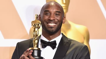 Kobe Bryant con el Óscar a mejor cortometraje.