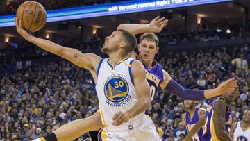 November 23, 2016; Oakland, CA, USA; Golden State Warriors guard Stephen Curry (30) shoots the basketball against Los Angeles Lakers center Timofey Mozgov (20) during the third quarter at Oracle Arena. The Warriors defeated the Lakers 149-106. Mandatory Credit: Kyle Terada-USA TODAY Sports