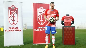 Adrián Marín con el Granada.