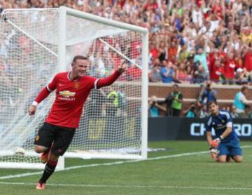 Wayne Rooney celebra el segundo gol de su equipo.