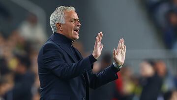 Istanbul (Turkey), 24/10/2024.- Fenerbahce head coach Jose Mourinho gestures on the touchline during the UEFA Europa League soccer match between Fenerbahce SK and Manchester United, in Istanbul, Turkey, 24 October 2024. (Turquía, Estanbul) EFE/EPA/TOLGA BOZOGLU