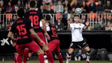 GRAF415. MADRID, 14/02/2020.- El delantero uruguayo del Valencia CF Maxi Gómez (d) controla un balón, durante el encuentro correspondiente a la jornada 24 de Liga en Primera División que Valencia CF y Atlético de Mardid disputa