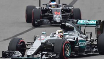 Hamilton y Alonso durante la calificación del GP de Rusia.