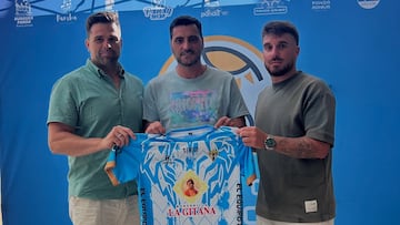 Jugadores de fútbol que no saben que todavía están activos
