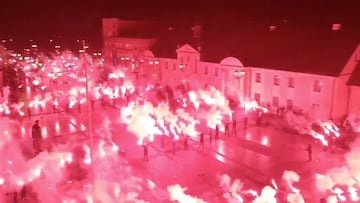 Locura de los hinchas en Polonia encendiendo 100 bengalas en mitad de la calle