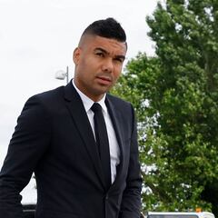 How much will Casemiro earn at Manchester United and what was his salary at Real Madrid?