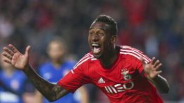 El jugador Talisca del SL Benfica celebra su anotaci&oacute;n ante el AS M&oacute;naco hoy, martes 4 de octubre de 2014, durante un partido de la Liga de Campeones de la UEFA en el estadio Luz en Lisboa (Portugal). 