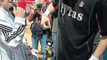 <b>BUENOS AMIGOS. </b>Tunceri y Eureljus Zukauskas bromean en el entrenamiento previo a la final.