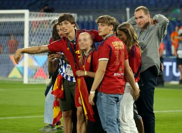 Robin Le Normand celebra el título conseguido junto a sus familiares.