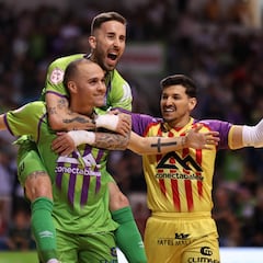 El Palma golea al Barça y, de paso, le arrebata el liderato