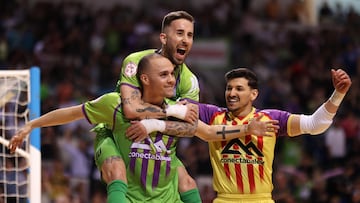 El Palma golea al Barça y, de paso, le arrebata el liderato