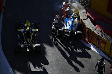 Nico Hulkenberg pasando junto al coche siniestrado.