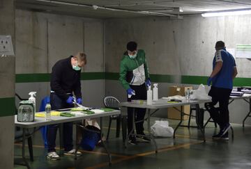 Los voluntarios trabajan en el aparcamiento del estadio Benito Villamarín preparando el material que luego distribuyen a los más necesitados, como es el caso del hogar de ancianos de Santa Justa. 