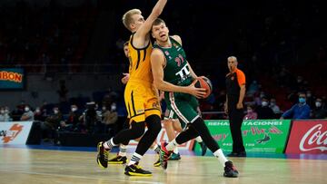 Giedraitis, del Baskonia, con aficionados de fondo en el Buesa Arena, en el duelo que enfrentó al equipo vitoriano con el Khimki ruso.