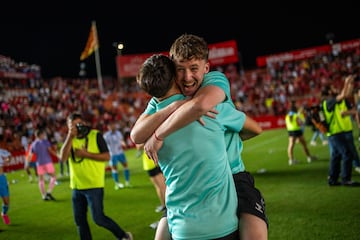 Los jugadores del conjunto blanquiazul celebran el ascenso. El Málaga es nuevo equipo de Segunda División.