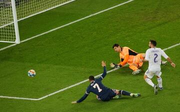 Courtois priv¨® del gol a Mbapp¨¦ en esta jugada.