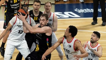 GRAFCAN7892. LA LAGUNA (TENERIFE), 21/04/2021.- El jugador del Lenovo Tenerife Cavanaugh (c) y los jugadores del Bilbao Basket Dos Anjos (i), Jenkins (2d) y Athnaiou (d) durante el partido de la jornada 36 de la Liga Endesa que ambos equipos disputaron este miércoles en el pabellón Santiago Martín en La Laguna. EFE/ Miguel Barreto