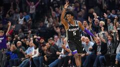 JGM22. SACRAMENTO (ESTADOS UNIDOS), 13/11/2018.- El jugador de los Sacramento Kings De&#039;Aaron Fox anota ante los San Antonio Spurs durante su partido de la NBA disputado en el Golden 1 Center de Sacramento, California (EE.UU.), hoy, 12 de noviembre de 2018. EFE/ John G. Mabanglo PROHIBUDIO SU USO POR SHUTTERSTOCK