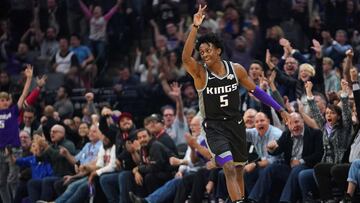 JGM22. SACRAMENTO (ESTADOS UNIDOS), 13/11/2018.- El jugador de los Sacramento Kings De'Aaron Fox anota ante los San Antonio Spurs durante su partido de la NBA disputado en el Golden 1 Center de Sacramento, California (EE.UU.), hoy, 12 de noviembre de 2018. EFE/ John G. Mabanglo PROHIBUDIO SU USO POR SHUTTERSTOCK