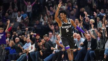 JGM22. SACRAMENTO (ESTADOS UNIDOS), 13/11/2018.- El jugador de los Sacramento Kings De&#039;Aaron Fox anota ante los San Antonio Spurs durante su partido de la NBA disputado en el Golden 1 Center de Sacramento, California (EE.UU.), hoy, 12 de noviembre de 2018. EFE/ John G. Mabanglo PROHIBUDIO SU USO POR SHUTTERSTOCK