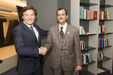 José Ramón Lete, presidente del CSD saluda a Shk. Khalid bin Thani bin Abdullah Al Thani, vicepresidente de Dar Al Sharq en la redacción de El País.