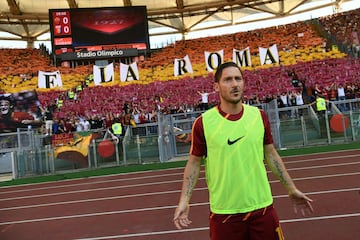 Un emocionado Totti se despide de su afición en su último partido con la Roma.