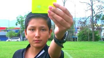 Niño tico de 12 años se gradúa como arbitro profesional