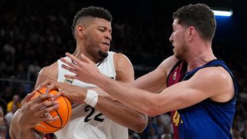 El alero del FC Barcelona Joel Parra presiona al pívot caboverdiano del Real Madrid Edy Tavares durante el encuentro correspondiente a la fase regular de la Liga Endesa 2024-25, que se disputó en el Palau Blaugrana de Barcelona.