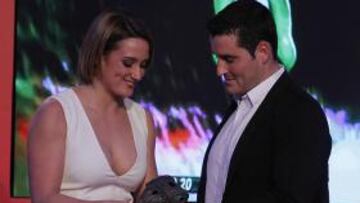 <b>DESLUMBRANTE. </b>Mireia Belmonte recibe el premio de manos de David Cal.