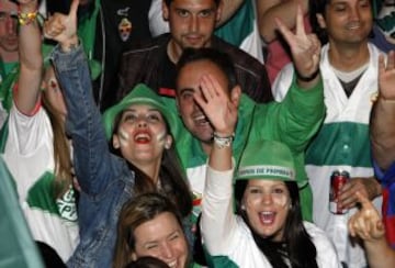 La ciudad de Elche sale a la calle a celebrar el ascenso a primera divisin.